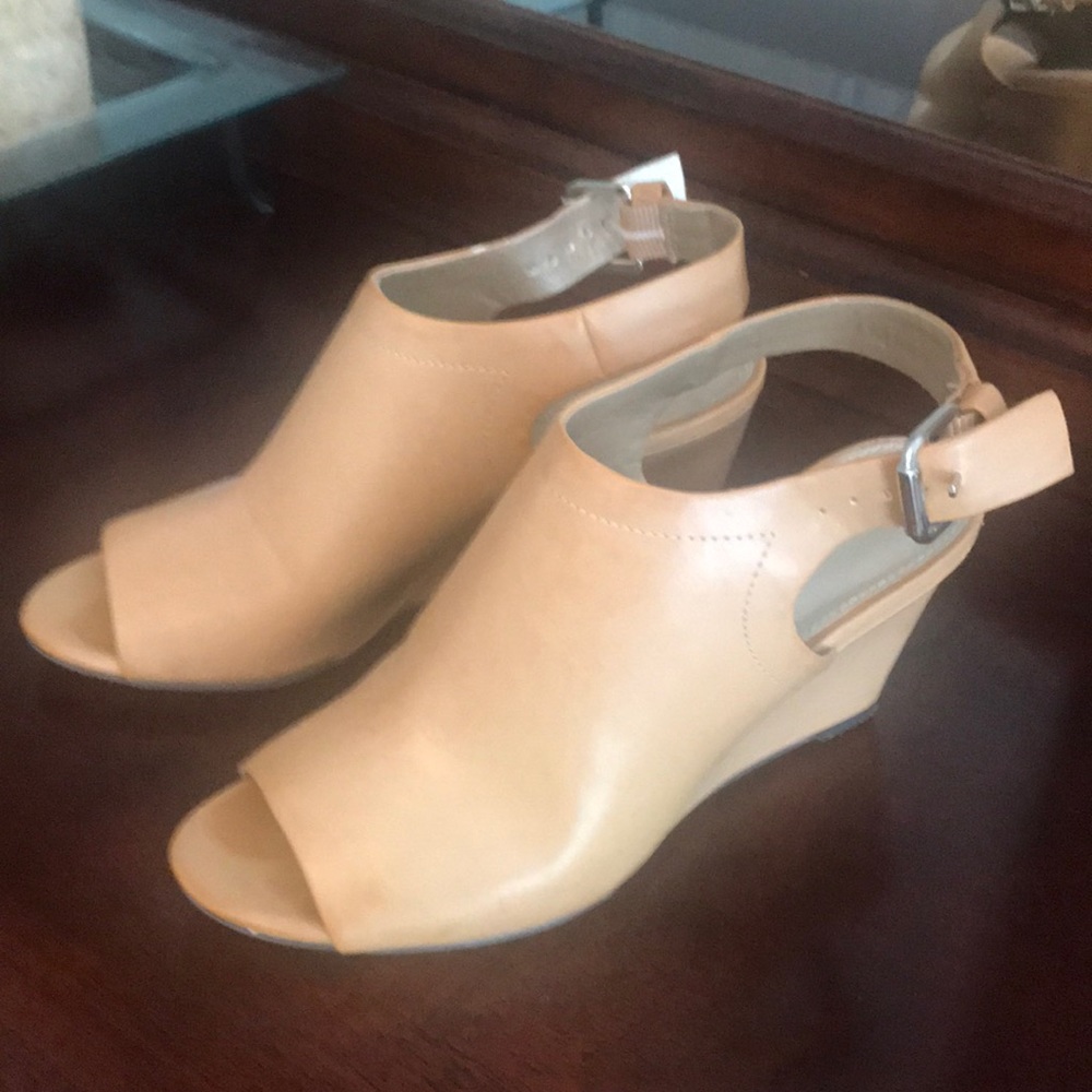 Peep toe wedge